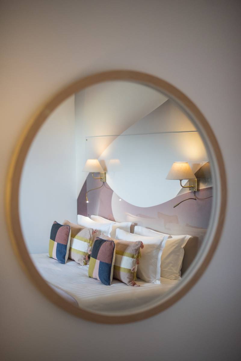 Hôtel 4 étoiles adapté PMR avec terrasse face au Bassin